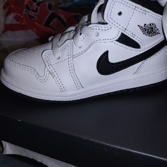 Air Jordans Childrens sneakers - Picture 3 of 8